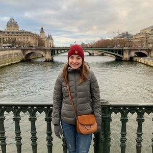 Meet your Posher, Claudia